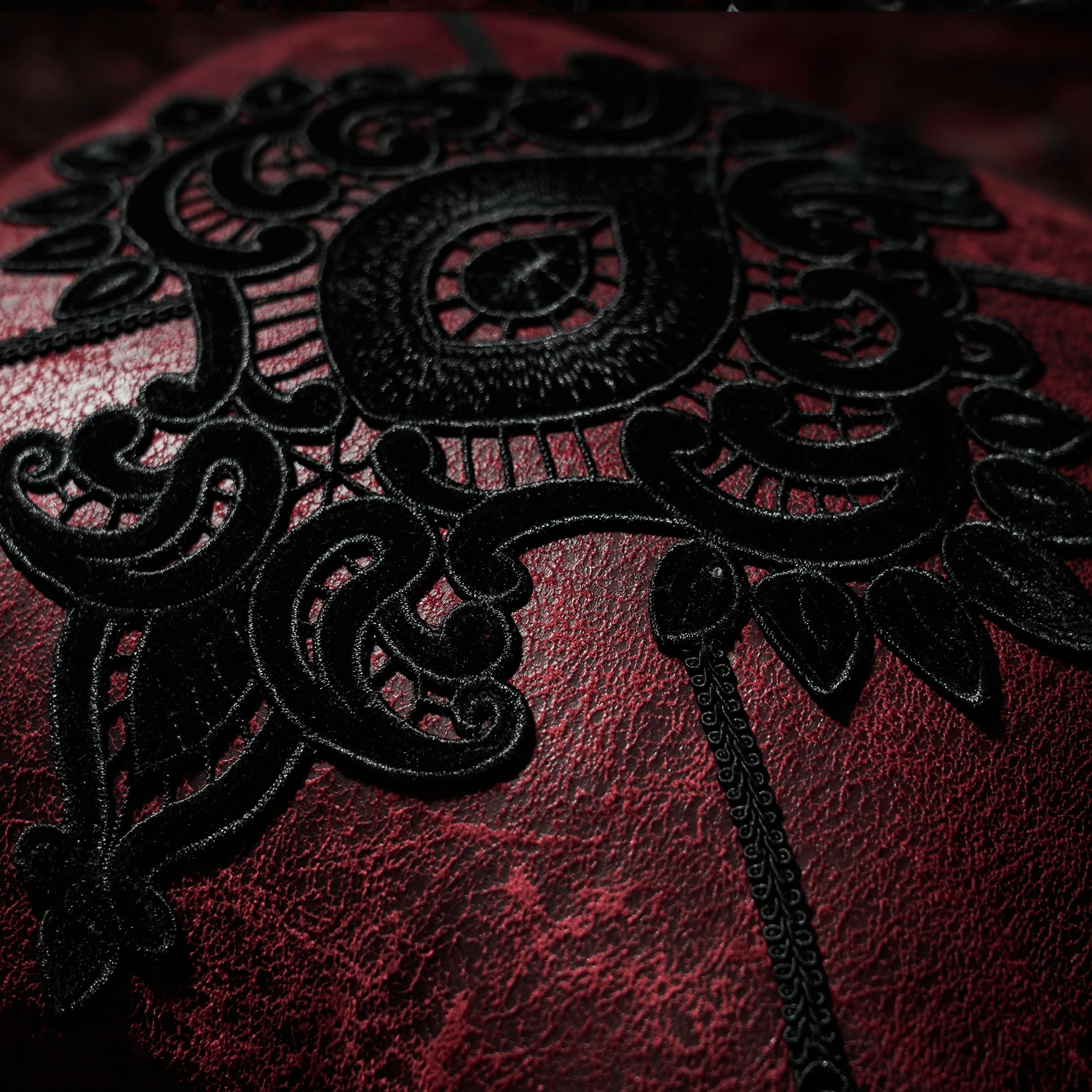 PUNK RAVE Taie D'Oreiller Décorative 'Gothic Cozy' Rouge 8 PUNK RAVE Taie D'Oreiller Décorative 'Gothic Cozy' Rouge – Image 6